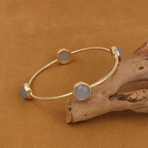 Brazalete de Calcedonia Gris Hecho a Mano con Gema Redonda y Baño de Oro, Joyería Boho para Mujer - Product Image 1