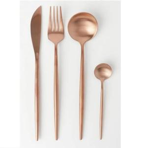 Juego de cubiertos de metal de primera calidad, adecuado para las comidas diarias, que ofrece un rendimiento duradero de acero inoxidable y un diseño elegante. - Product Image 6