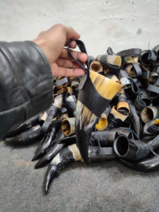 Nuevo Cuerno Vikingo para Beber Hecho a Mano, Ecológico, de Cuerno de Búfalo Pulido, con Soporte de Cuero Estilo Animal, Artesanía Natural Navideña - Product Image 4