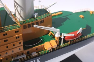 Modèle de navire brise-glace suédois en bois peint à la main ATLE ICE BREAKER, personnalisé pour cadeau d'affaires ou collection - Product Image 4