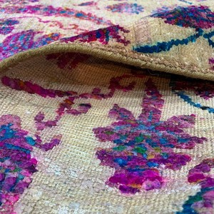 Tapis d'appoint botanique moderne vintage vieilli - Tapis floral magenta et vert sarcelle avec franges, effet soyeux or champagne - Product Image 3