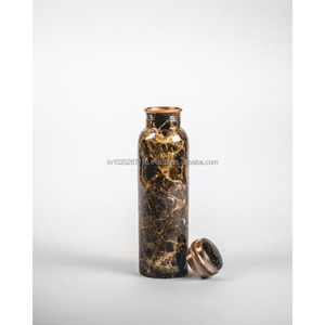 Botella de cobre elegante y duradera para que hombres y mujeres se mantengan hidratados durante todo el día con un toque de bienestar antiguo - Product Image 4