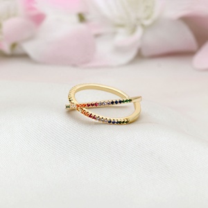 Vente en gros d'anneaux en argent sterling 925 plaqués or jaune avec pavé de CZ multicolores en forme de croix, bijoux Memoria - Product Image 4