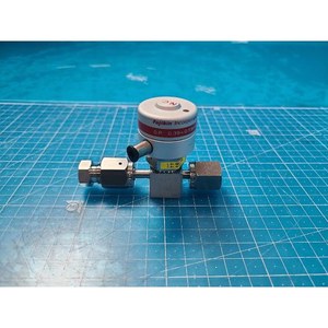 Vanne à diaphragme compacte FUJIKIN 316L 469223 utilisée comme pièce détachée pour équipement semi-conducteur Legacy - Product Image 1