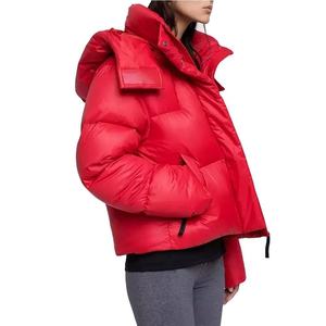 Chaqueta Acolchada Roja para Mujer con Capucha Desmontable, Manga Larga, Abrigo de Invierno, Relleno Grueso de Poliéster, Cierre de Cremallera, Color Sólido - Product Image 6