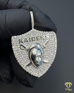 Pendentif Masque Raiders Iced Out avec Diamant Moissanite, Breloque de Collier de Luxe Hip Hop, Breloque Masque Raiders, Pendentif Masque Hip Hop - Product Image 1