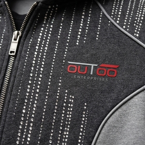 Sweat-shirt personnalisé avec strass, ornements en pierres de qualité supérieure, matière polaire confortable, silhouette moderne et durable - Product Image 5