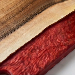 Planche à découper rectangulaire contemporaine en bois avec incrustation en résine rouge et trou pour la poignée - Product Image 5