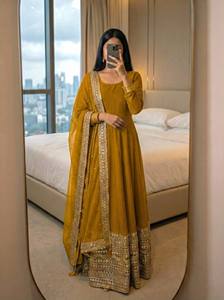 Vêtements ethniques indiens en gros : Lehenga Choli de créateur, Salwar Kameez de mariage, Ensemble Kurti pakistanais, Dupatta en soie romaine pour Diwali - Product Image 2