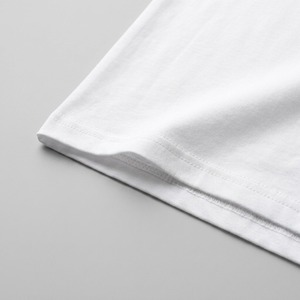 T-shirt blanc pour homme avec imprimé Omega Foil, manches courtes, col rond, coupe classique, décontracté, 100 % coton jersey, bordure contrastante - Product Image 3