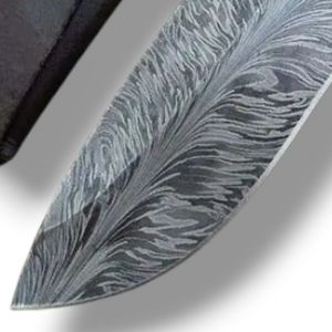 Couteaux de chasse traditionnels faits à la main avec lame en acier multicouche et manche décoratif en os pour les amateurs de plein air - Product Image 3