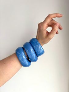 Bracelet manchette large et épais en résine bleue, tendance, en acrylique pour femme - Product Image 3