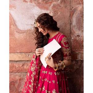 Dupatta en soie de créateur avec broderie de sequins et de Zari pour robes de mariée - Product Image 3