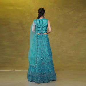 ชุดเลเฮนกาโชลีสำหรับเด็ก ดีไซน์เนอร์ ตกแต่งด้วยงานปักด้ายอย่างประณีต กระโปรงทรงบานสวยสง่า เหมาะสำหรับงานเฉลิมฉลอง งานรับปริญญา งานแต่งงานริมชายหาด - Product Image 4