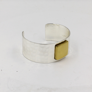 Bracelet manchette artisanal en laiton et métaux mélangés, martelé, large, bicolore, bijou statement, cadeau bohème pour elle - Product Image 5
