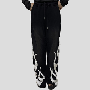 Pantalon de survêtement noir pour homme avec appliqué flamme blanche, taille élastique et cordon de serrage, style streetwear décontracté pour l'automne - Product Image 3