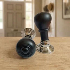 Boutons de tiroir décoratifs en résine et bois au design unique, style vintage, pour meubles de maison et armoires de cuisine, disponibles à la vente - Product Image 3