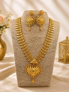 Parure de mariage indienne sud-est duvilloise en laiton plaqué or, design tendance orthodoxe avec fermoir, comprenant collier long, boucles d'oreilles et bague - Product Image 1