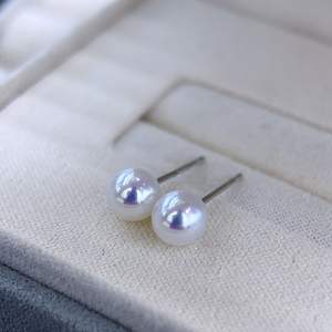 ต่างหูมุกน้ำจืดธรรมชาติจูจี้ ออโรร่า ทรงกลม ไร้ตำหนิ ขนาดเล็ก เครื่องประดับหู คุณภาพเทียบเท่ามุกอะโกย่าจากน้ำทะเล - Product Image 2