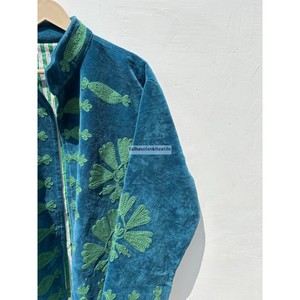 Veste en velours bleu sarcelle brodée Suzani, faite à la main, unisexe, style bohème chic, avec deux poches latérales, veste pour femme - Product Image 4