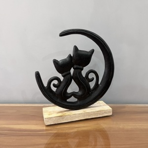 Adorno Temático de Gato y Luna en Aluminio y Madera de Diseño Artesanal con Base de Madera Negra para Decoración de Mesa Moderna en el Hogar - Product Image 1