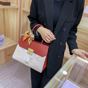 Sac fourre-tout décontracté de luxe pour femme en cuir PU de style chinois de haute qualité avec broderie de lotus, fermeture éclair et bandoulière - Product Image 6