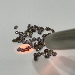 Granat naturel à changement de couleur, taille ovale 4x3mm, pierre précieuse calibrée non traitée, brun-rouge, qualité AAA, provenance Madagascar - Product Image 6