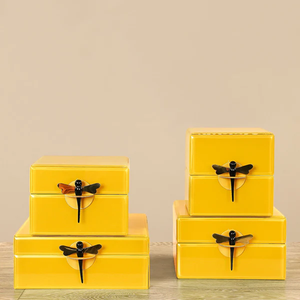 Coffret de rangement pour bijoux en verre jaune doré avec poignée libellule noire, finition brillante, doublure douce, organisateur décoratif pour souvenirs - Product Image 1