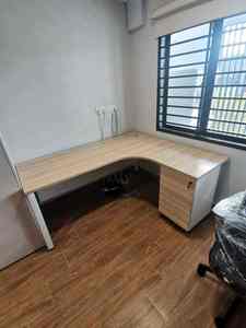 Escritorio de Oficina Moderno en Forma de L con Pedestal de 3 Cajones, Superficie de Madera, Patas de Metal, Diseño Minimalista, Muebles Duraderos para Oficina en Casa, AY Office - Product Image 2
