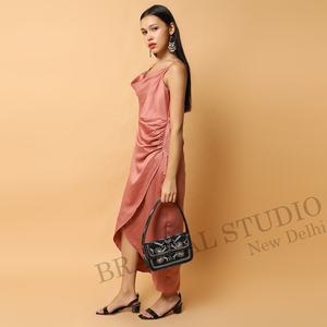 กระเป๋าคลัทช์สะพายไหล่เดี่ยวสำหรับผู้หญิง ลายปักมือกำมะหยี่ประดับลูกปัด ลายเรขาคณิต จาก BRAZEAL STUDIO รุ่นใหม่ล่าสุด รับสั่งทำพิเศษ - Product Image 2