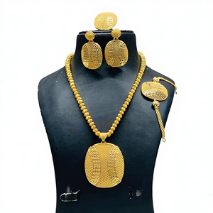 Juego de Colgante de Flor con Perlas de Imitación Chapadas en Oro de 24K, Cadenas de Cuerda Bokul, Joyería de Latón de Un Gramo para Mujer/Unisex, Tendencia de Moda para Bodas - Product Image 1