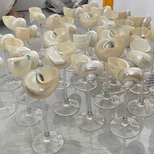 Gobelet à vin unique en forme de coquillage, conçu avec des coquilles de plage naturelles et du verre, pour la décoration de table de bar au Vietnam - Product Image 1