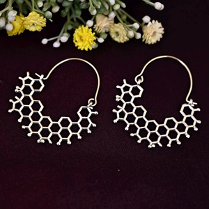 Boucles d'oreilles en laiton poli plaqué or, formes personnalisées, design moderne, finition solide, article de gros sur mesure pour usine - Product Image 6