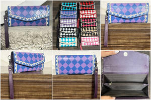 Pochette pour femme en cuir de vachette premium, colorée, à motif damier, travaillée à la main, avec dragonne, porte-cartes et porte-billets, pour l'Expo de mars 2026 - Product Image 3