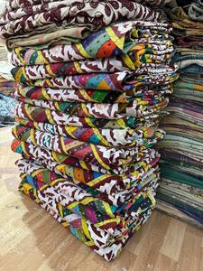 Couverture Kantha en patchwork faite à la main – Tissu de sari vintage, réversible, légère, pour lit et décoration bohème - Product Image 1