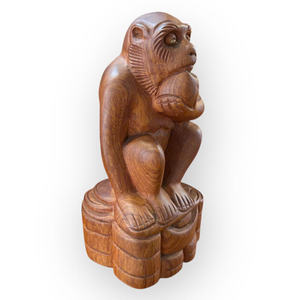 La estatua de mono intrincadamente tallada, hecha de madera de Huong, es para exhibición. - Product Image 4