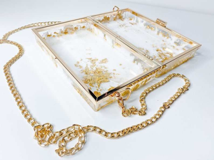 Pochette en résine faite à la main pour femmes, idéale pour les soirées et les mariages, finition élégante et brillante, provenance Inde. - Product Image 2