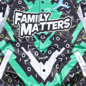 แจ็คเก็ตวาร์ซิตี้ผู้ชายแบบโอเวอร์ไซส์ทรงบอมเบอร์ผ้าซาตินพิมพ์ลายแบบซับลิเมชั่น กันลมและกันน้ำ ขายดีจากโรงงาน (OEM) รับผลิตตามแบบ - Product Image 4