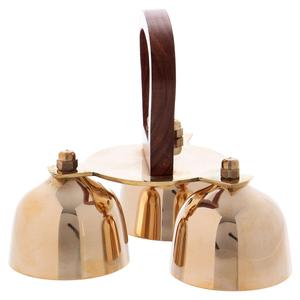 Elegante Par de Campanas de Latón Dorado con Asas de Madera y Acabado Pulido para Ceremonias Religiosas y Decoración del Hogar - Product Image 1