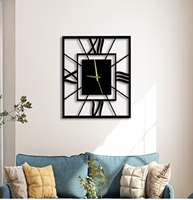 Horloge murale de luxe exquise, horizontale, abstraite, avec des panneaux en forme de roue dorée et de demi-lune, disponible à prix de gros.