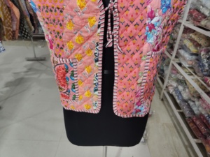 Chaleco Acolchado de Algodón con Flores Rosas, Cierre de Cordones Bordado a Mano, Chaqueta de Mujer Estilo Primavera, REGALO PARA ELLA - Product Image 5