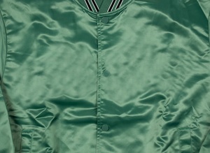 Chaqueta de satén con botones de diseño personalizado de alta calidad Chaqueta de béisbol de satén de estilo fresco Ropa de invierno universitaria Patrón de letras clásicas - Product Image 5