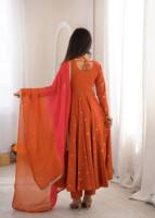 Robe ethnique pour femme en soie romaine brodée avec des sequins et des miroirs, accompagnée d'un pantalon et d'un dupatta Kota Chexs à imprimé numérique AU 5023