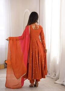 Vestido étnico femenino de seda romana con bordado de lentejuelas y trabajo de espejo real, con falda y conjunto de dupatta Kota Chexs con estampado digital. - Product Image 6