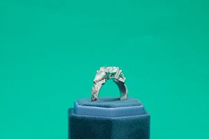 Bague de fiançailles de luxe en moissanite taille coussin à trois pierres, avec pierres latérales taille trilune, style diamant, bijoux hip-hop - Product Image 5