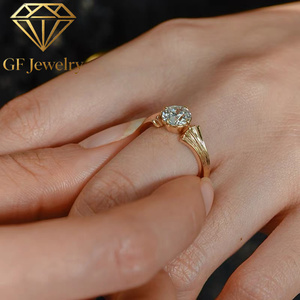Anillo de compromiso solitario de oro amarillo de 14K con diamante brillante redondo cultivado en laboratorio, engaste de cuatro garras, hombro estriado vintage, joyería fina nupcial - Product Image 2