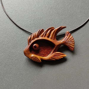 Collier avec pendentif poisson en bois, sculpté à la main, bijoux artisanaux en bois naturel, design artistique pour hommes et femmes - Product Image 2