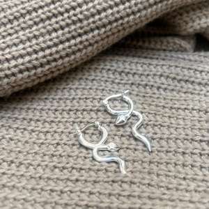 Pendientes de Aro Minimalistas con Forma de Serpiente, Pendientes Bohemios de Latón con Diseño Animal, Pendientes de Latón Plateado para Mujer, Pendientes Finos al por Mayor - Product Image 3