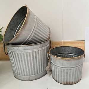 Macetas de Metal Galvanizado Nuevas para Flores de Jardín y Plantas Verdes con Diseño Acanalado y Acabado Duradero - Product Image 1
