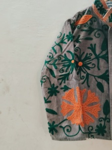 Veste en velours gris faite à la main avec broderies florales vertes et orange |   Veste artisanale indienne pour femmes - Product Image 3
